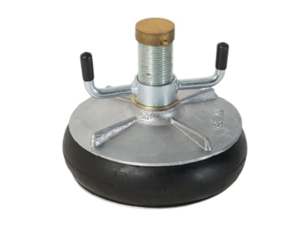 Absperrscheiben mit Gummistopfen und Metalldrehteil auf weissem Hintergrund.