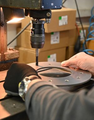 Metallplatte für Pressring wird gewindet.