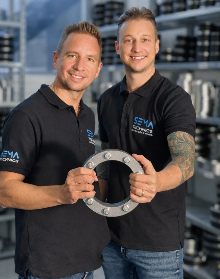 Die zwei Geschäftsleiter und Inhaber halten gemeinsam einen Pressring.