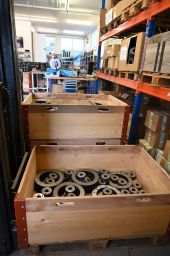 Lagerboxen gefüllt mit Pressringen.