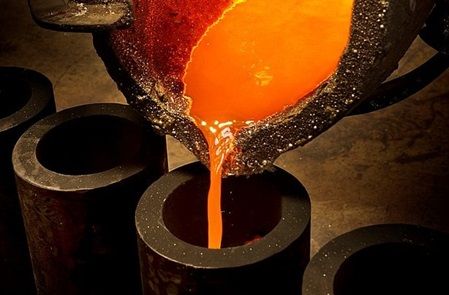 Flüssiges Metall wird in Form gegossen.