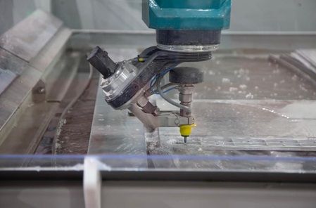 Wasserstrahlmaschine schneidet V4A Metallplatte.