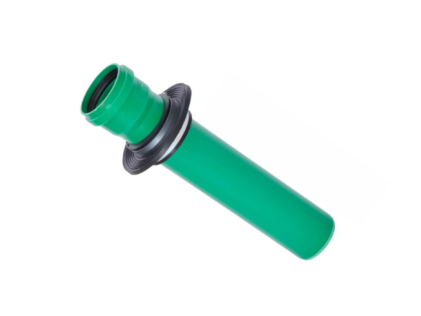 Grünes Rohr mit schwarzem Mauerkragen auf weissem Hintergrund.