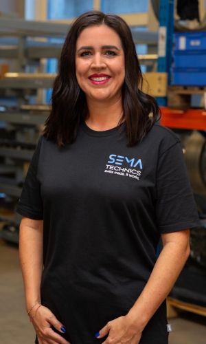 Stefanie Häuselmann mit Sema Technics AG Shirt porträtiert vor Gestell mit Pressringen.