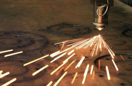 Lasermaschine lasert Metallplatte für Pressringe.