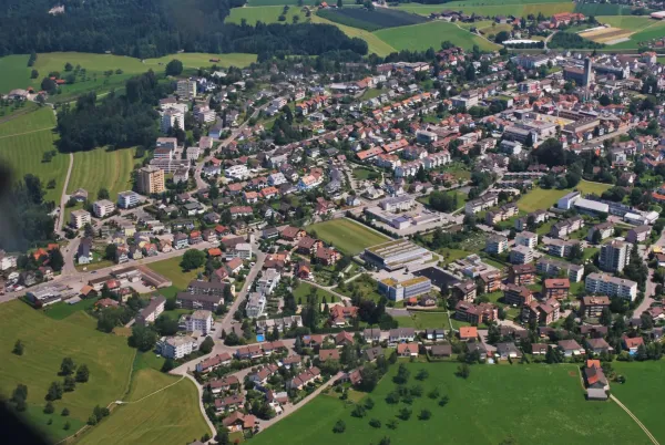 Wasserstrahlkopf der etwas aus einer Metallplatte ausschneidet.
