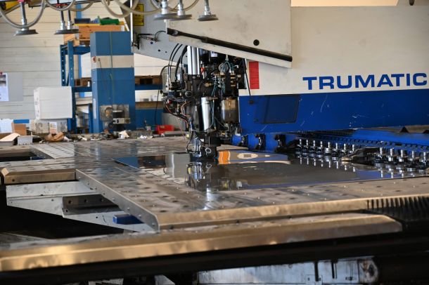 Maschine stanzt Metallplatte für Pressring.